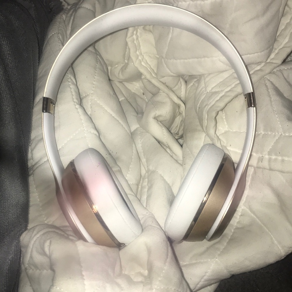wireless beats!! color: rose gold